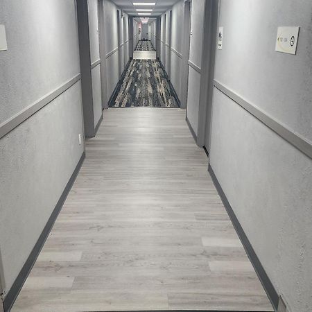 Отель Super 8 By Wyndham Rockford I-90 Casino District Экстерьер фото