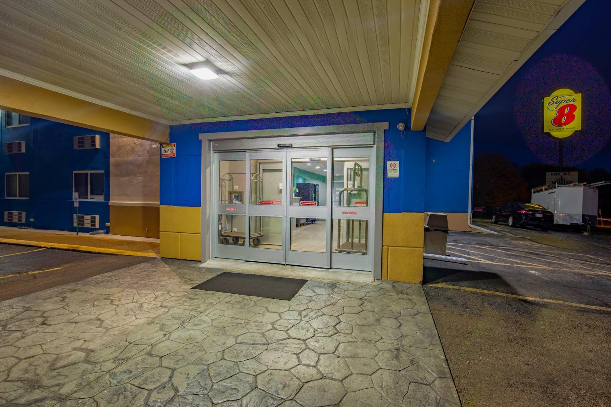 Отель Super 8 By Wyndham Rockford I-90 Casino District Экстерьер фото